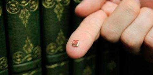 Nano-biblia tipărită pe titan va fi expusă la Cluj