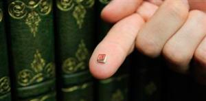 Nano-biblia tipărită pe titan va fi expusă la Cluj