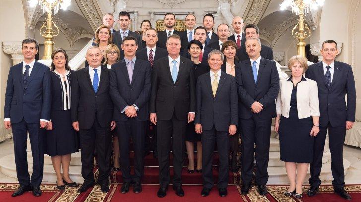 Membrii Guvernului Cioloş şi-au preluat mandatul în prezenţa lui Iohannis după ce au depus jurământul la Palatul Cotroceni