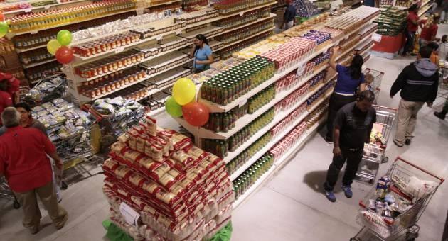 Senat: Supermarketurile care nu vor dona alimentele aproape expirate riscă amendă de 15.000 lei