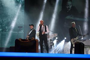Sabotaj la Voltaj. Pe afişele din oraş apare „concert anulat”