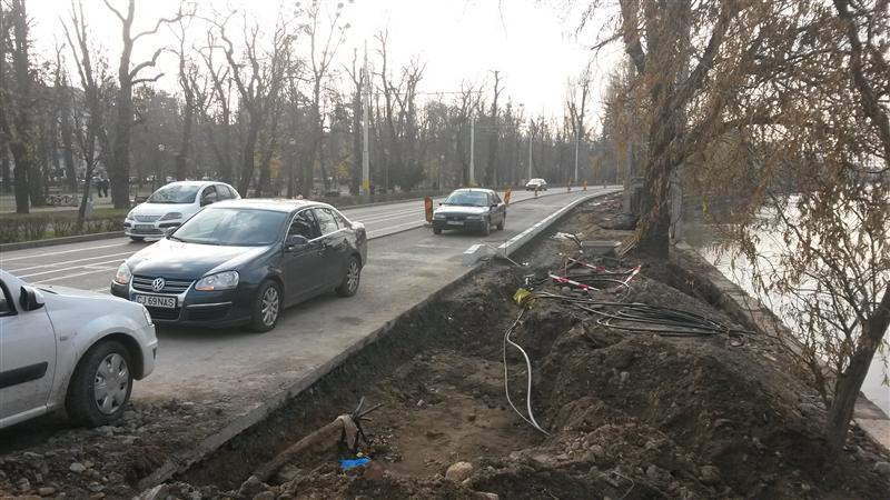 Splaiul Independenţei nu arată aşa cum a promis Boc. Trotuarul a dispărut FOTO
