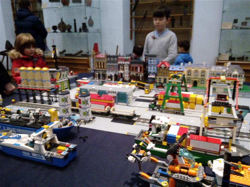 Sute de copii şi-au înseninat weekendul la o expoziţie pe sufletul lor