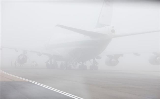 Clujul, învăluit din nou în ceaţă. Traficul aerian, perturbat