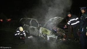 Maşină distrusă de flăcări pe un drum din judeţul Cluj