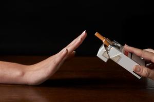 Legea anti-fumat a fost amânată din nou. Reprezentanţii ONG-urilor, lăsaţi să aştepte trei ore în sala de şedinţă