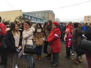 Grevă la liceul Eminescu: li s-a promis o şcoală modernă, acum învaţă într-un fost internat