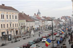 Clădirile din centrul Clujului, pericol pentru trecători. Cade tencuiala!