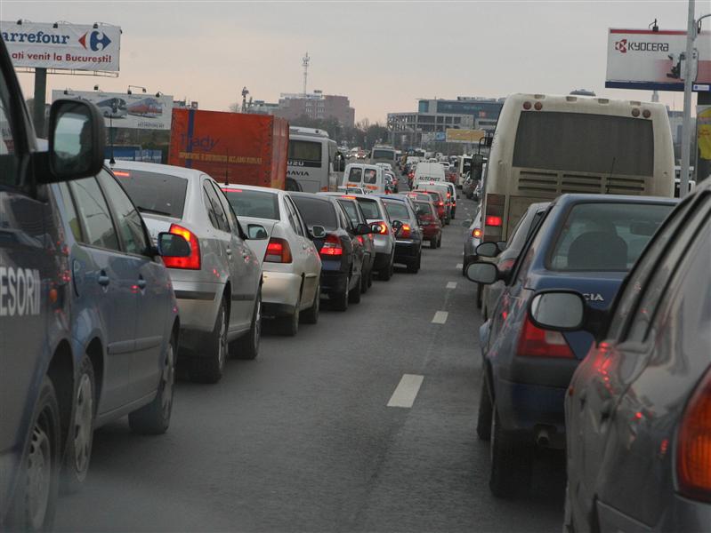 Poliția recomandă rute alternative celor care se întorc cu mașina de la revelion