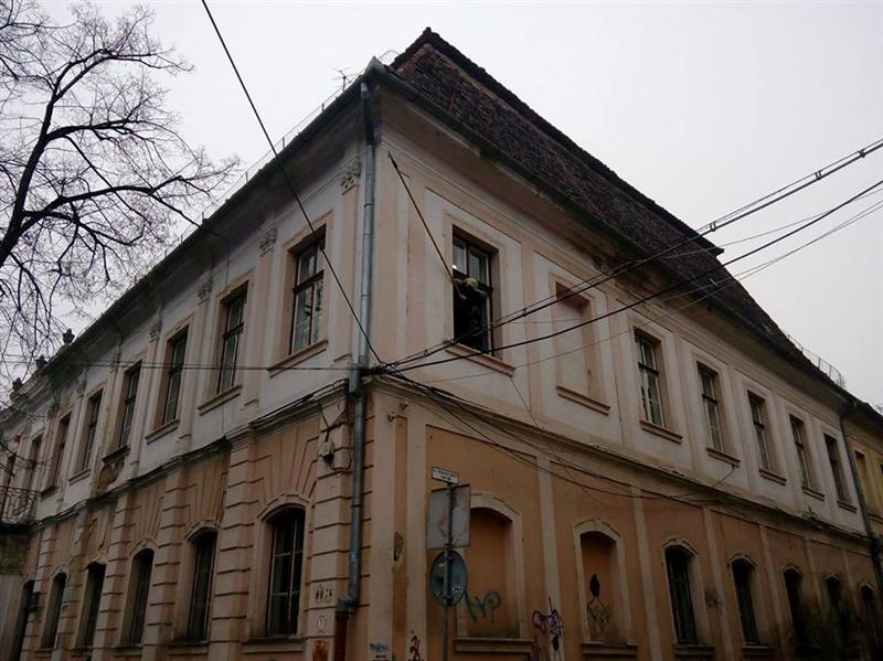 Atenţie, ne cade centrul Clujului în cap! Clădirile din zona 0 au devenit un pericol pentru trecători