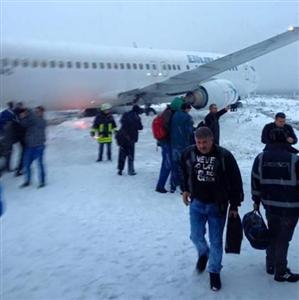 Clipe de groază pentru 116 persoane. O aeronavă a ieșit de pe pista aeroportului Cluj. Reacții FOTO