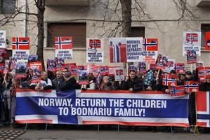 Peste 500 de persoane, la un miting de susţinere a familiei Bodnariu, la Cluj-Napoca