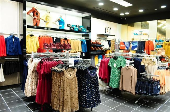 În plin sezon al reducerilor, un tânăr a fost prins la furat din mall 