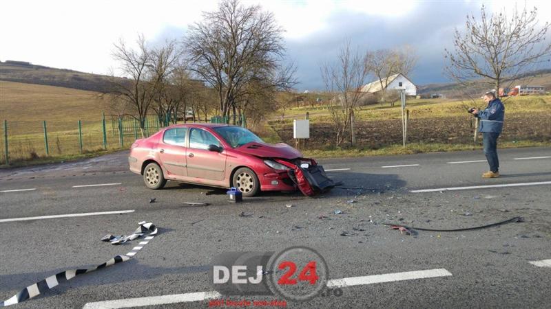 Accident grav: un şofer a adormit la volan şi s-a izbit într-un camion