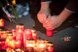 Trei luni de la tragedie: zeci de persoane au plâns victimele la locul incendiului