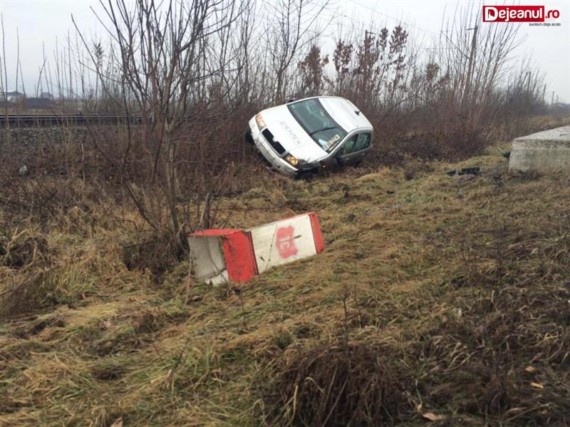 Coliziune între două autoturisme. O maşină a ajuns în şanţ