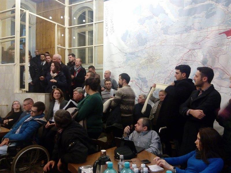 Trec maşinile, trec. Discuţii aprinse în Consiliul Local, cu ameninţări, nervi, dar şi aplauze