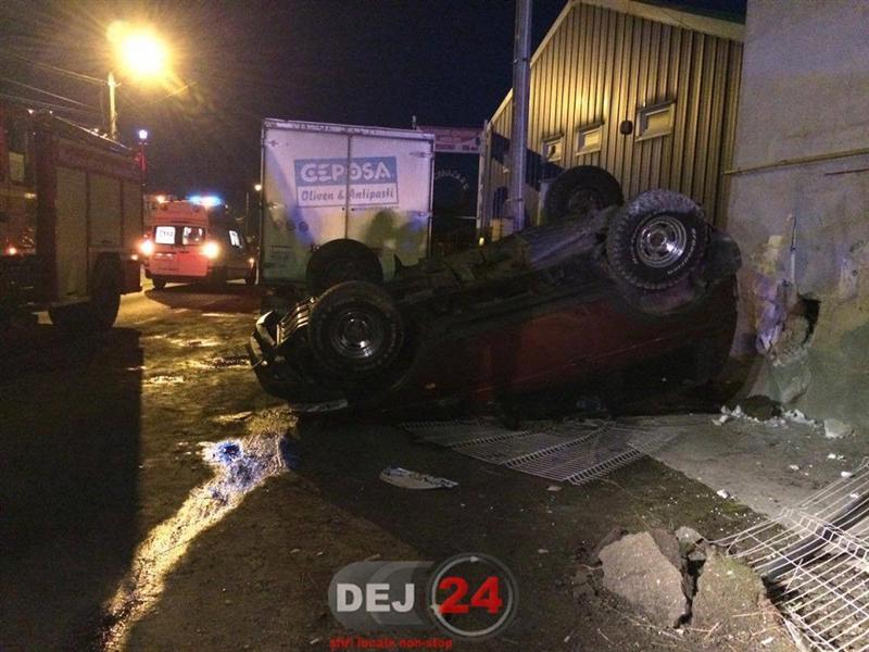 Grav accident în judeţul Cluj: Şi-a făcut maşina praf din cauza unei gropi