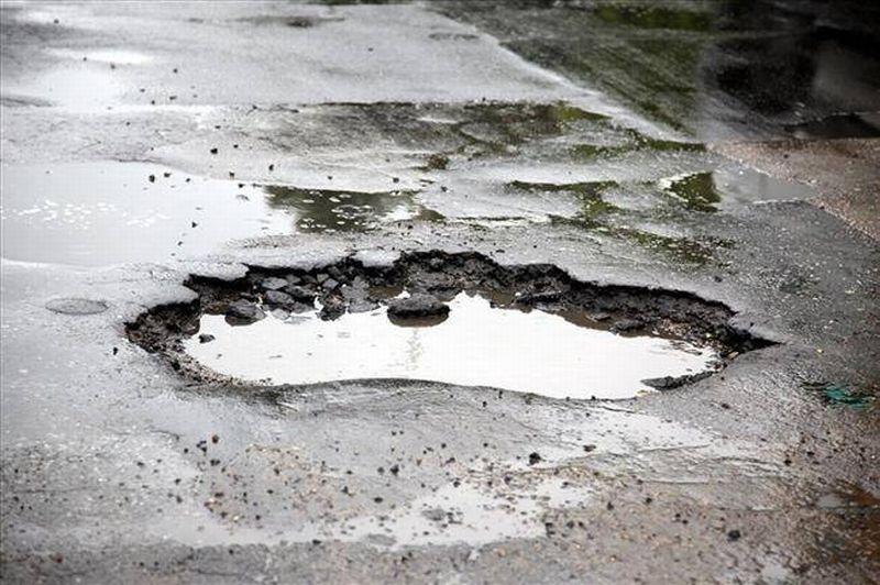 Protest faţă de un drum judeţean stricat de camioane, oamenii 