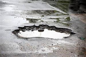 Protest faţă de un drum judeţean stricat de camioane, oamenii 