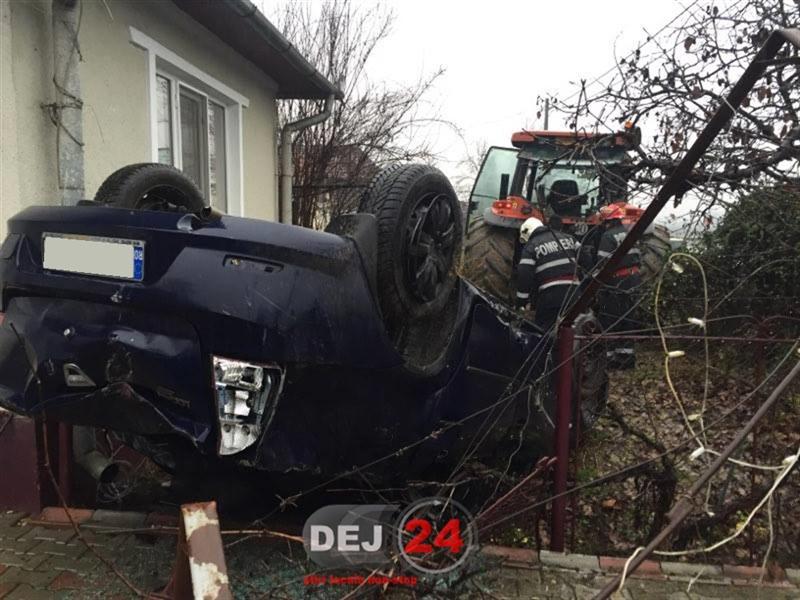 Viteza şi carosabilul umed, combinaţe nepotrivită: o maşină a ajuns cu roţile în sus