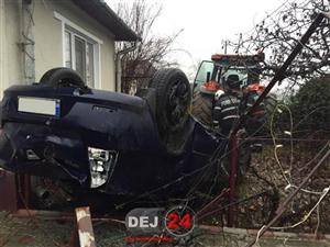 Viteza şi carosabilul umed, combinaţe nepotrivită: o maşină a ajuns cu roţile în sus