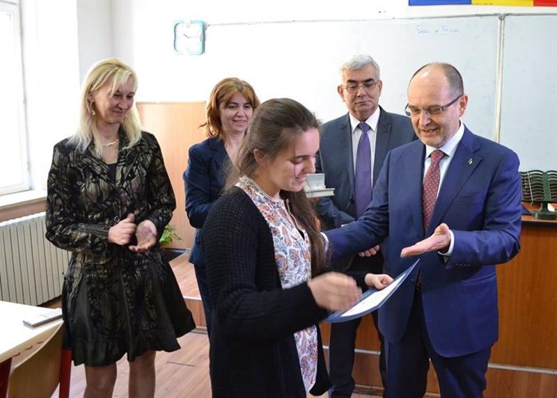 Elevă din Cluj, premiată de ministrul Educaţiei