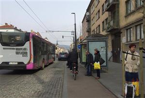 Pistă de biciclete versus stație de autobuz