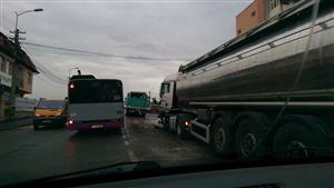 Autobuz cu pasageri, implicat într-un accident în zona autogării
