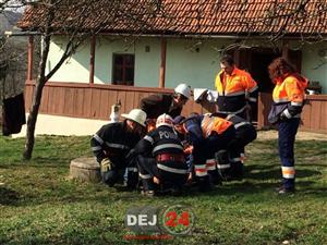 Muncitor, rănit după ce a fost prins sub un mal de pământ