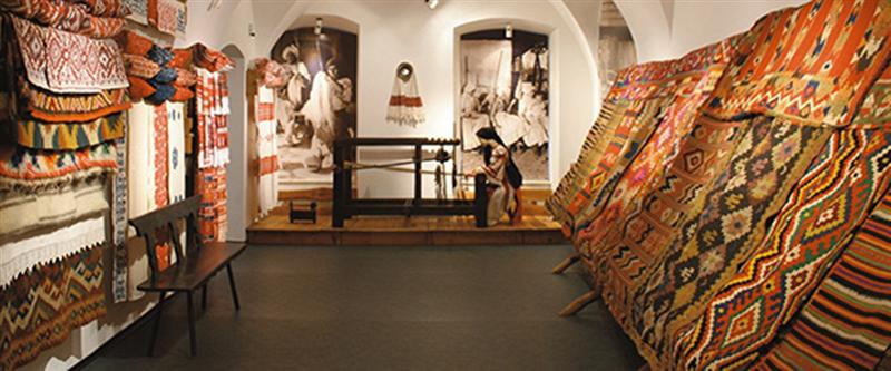 Cluj: Covoare persane din mătase, de 10.000 de euro, la o expoziţie de artizanat din Iran
