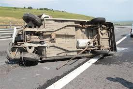 Accident spectaculos la miez de noapte: un autoturism a fost proiectat 30 de metri pe şosea