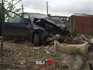 Accident cu două victime: maşina în care se aflau a intrat într-o fântână 