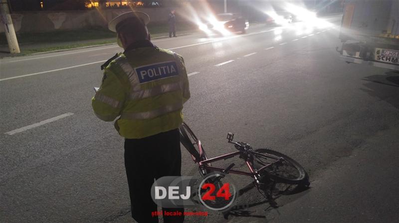 Biciclist băut, lovit în plin de un autoturism. A sărit în faţa maşinii