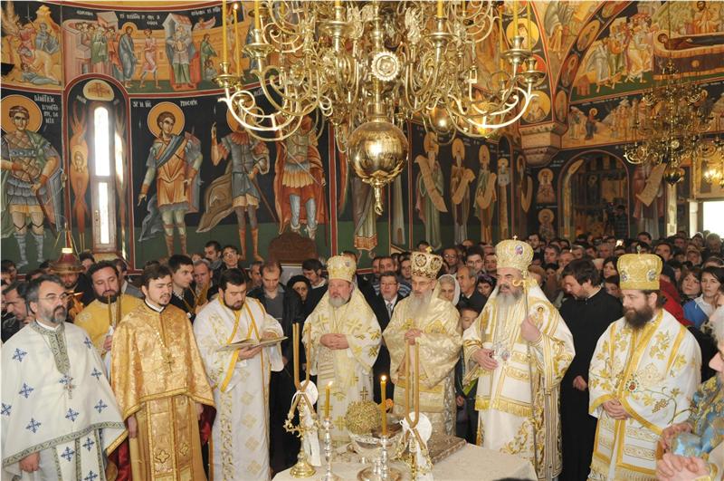 Camera Deputaţilor: Preoţii pot fi verificaţi dacă au colaborat cu Securitatea, fără solicitarea Bisericii