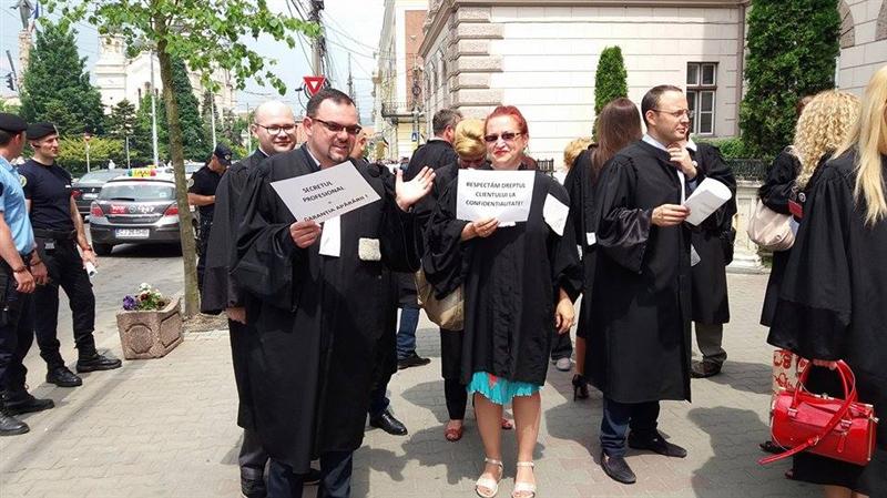 Scandalul ”imunității absolute”. Avocații din Cluj organizează un marș al tăcerii FOTO