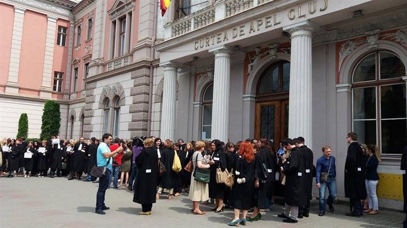 Avocaţii clujeni, îmbrăcaţi în robe, au protestat în stradă GALERIE FOTO