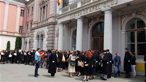 Avocaţii clujeni, îmbrăcaţi în robe, au protestat în stradă GALERIE FOTO