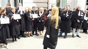 Ministrul Justitiei, dupa protestul avocatilor din Cluj: Mi-ar fi plăcut să am oportunitatea să discut cu avocaţii, am să merg să vorbesc cu ei