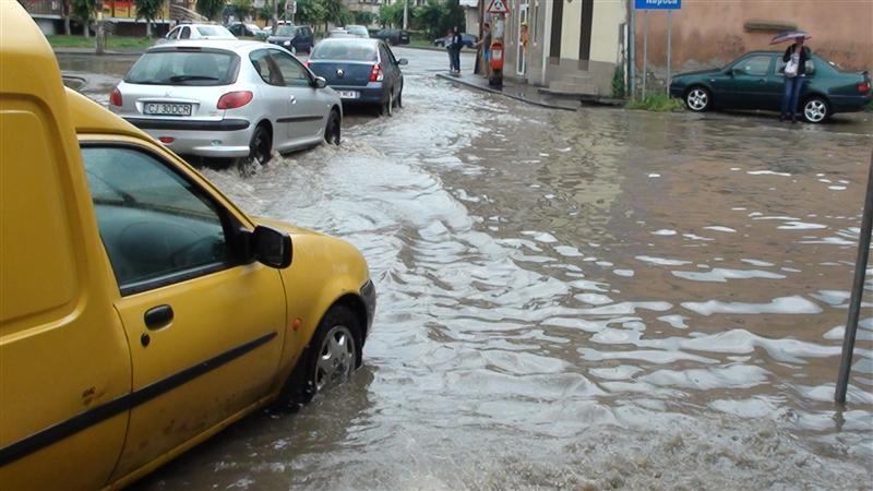 Circulaţia este întreruptă pe mai multe drumuri naţionale din cauza inundaţiilor. COD ROŞU, prelungit până sămbătă după-amiază