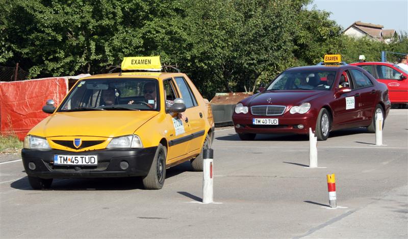 Patru probe la examenul pentru permis auto: teorie, poligon, traseu ziua şi noaptea