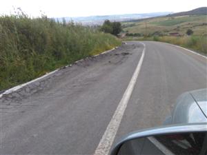 Un drum recent asfaltat se scufundă. Ce spune Primăria Cluj - FOTO