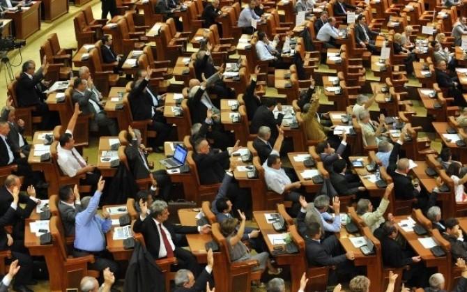 Restanţele parlamentarilor: Legea avocaţilor, sancţiunile pentru plagiatori şi pensii de serviciu pentru profesori