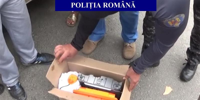 Înşelăciune online! Un clujean a trimis prin curier cărămizi și haine vechi în loc de mixer audio