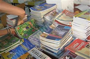 Tipografii avertizează că elevii ar putea începe şcoala fără manuale. Ministerul Educaţiei, somat să aloce bani