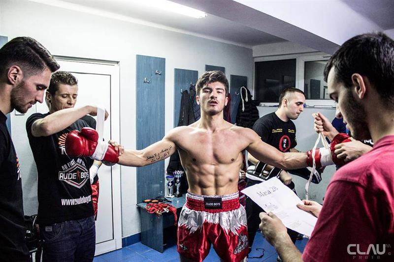Viața unui campion european la kickbox. „Odată ce ai pășit pe treptele ringului, nu mai poți da înapoi