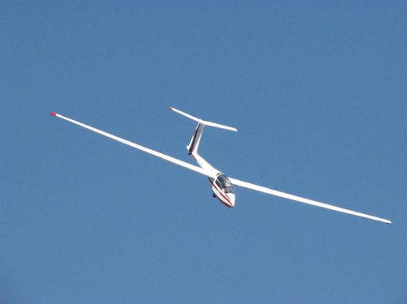 Elev de clasa a XI-a din Cluj, cu licenţă de pilot de planor: 