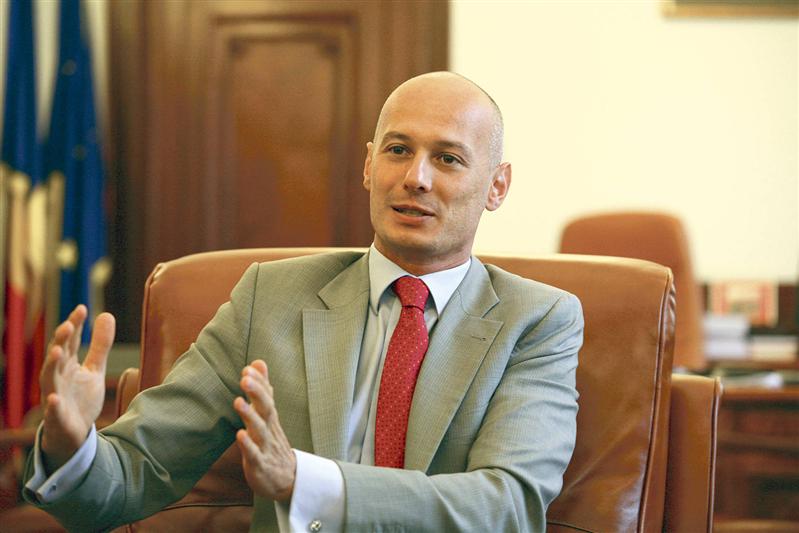 Viceguvernatorul BNR Bogdan Olteanu, reţinut de DNA pentru trafic de influenţă