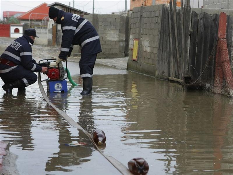 Zeci de gospodării şi drumuri sunt inundate în Cluj; traficul rutier este îngreunat pe DN1 E60 