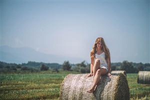 Pâine cu slană, ţuică şi poze cu căpiţa pentru turiştii străini veniţi la Untold 